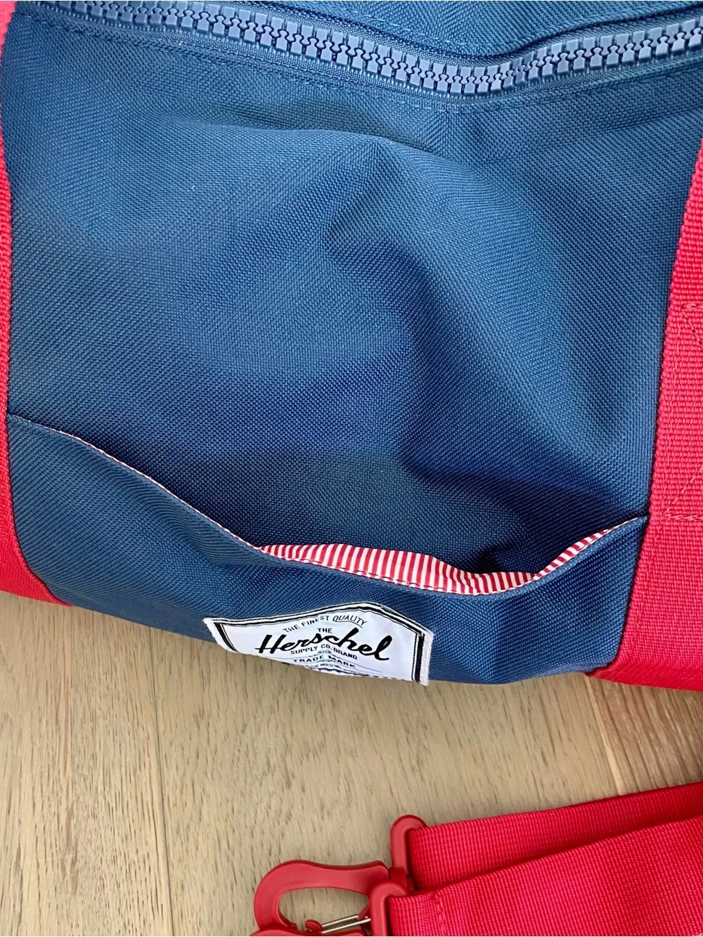 Herschel Sutton Mid-Volume Duffle Bag – Navy/Red – 28L